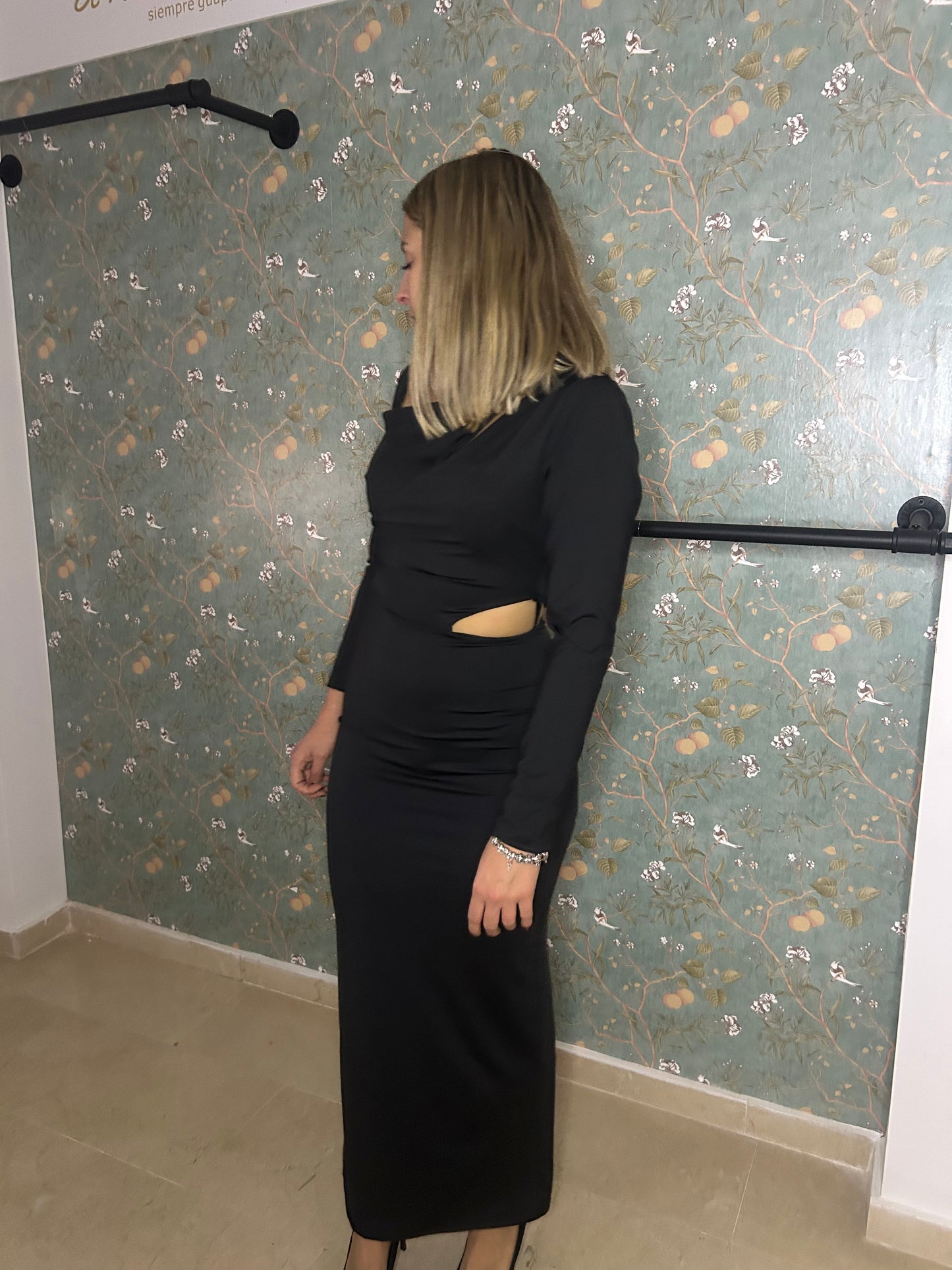 Vestido negro con apertura